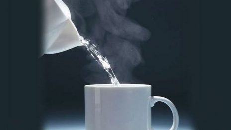 Khasiat Minum Air Hangat Pagi Hari